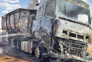 Motorista morre carbonizado após caçamba de bi-trem encostar em fio de alta tensão