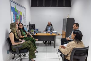 Cuiabá e Governo de MT firmam parceria para reeducandos produzirem casinhas para animais