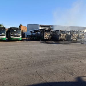 Incêndio destrói seis ônibus em Cuiabá, mas transporte coletivo segue sem interrupções
