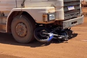 Motociclista adolescente é atropelado e arrastado por caminhão na BR-163