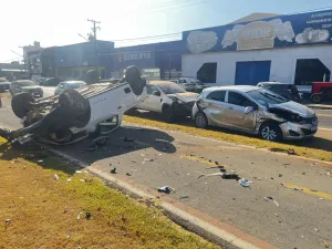 Acidente deixa feridos e danos em série em Avenida de Lucas do Rio Verde