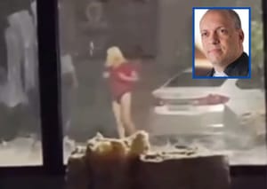 Pastor volta a ser flagrado com roupas femininas e peruca loira e bar movimentado