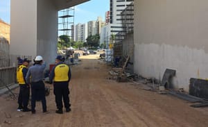 Agentes da Semob orientam motoristas durante bloqueio total da Avenida Miguel Sutil