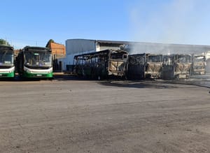 População não será afetada após incêndio atingir seis ônibus da Caribus em Cuiabá