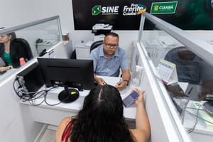 Vaga de adesivador paga R$ 2,6 mil; confira outras 361 oportunidades no Sine