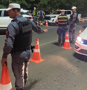 Operação Lei Seca resulta na prisão de dois condutores embriagados e remoção de 16 veículos