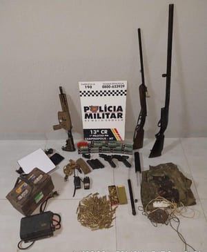 Dupla é presa em Campinápolis com arsenal de armas e centenas de munições