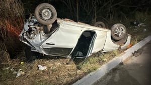 Suposto racha termina em capotamento e feridos na Avenida Palmiro Paes de Barros