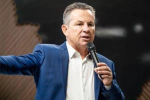 Mauro Mendes sofre queda de 3 metros no Parque Novo Mato Grosso e é internado