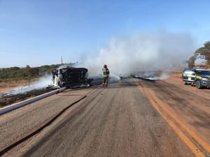 Carreta pega fogo após tombar na BR-070 e motorista morre preso às ferragens