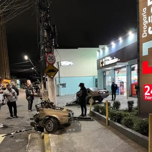 Carro se parte ao meio após colisão e ocupantes saem ilesos na Grande São Paulo