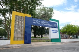 Sete adolescentes são detidos após agressão violenta a colega em escola de Cuiabá