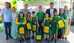 Flávia Moretti e Tião da Zaeli entregam novos uniformes para alunos da rede municipal de VG