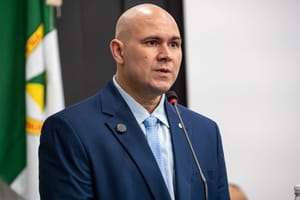 Abilio sanciona projeto de lei que proíbe mulheres trans em competições femininas