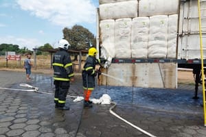 Corpo Bombeiros extingue incêndio e evita perca total de carga de algodão