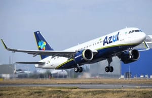 Governo de MT sanciona lei que corta incentivos fiscais da Azul após cancelamento de voos