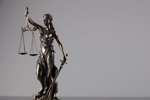 Tribunal do Júri de Barra do Bugres condena réu a 14 anos por matar jovem em barbearia