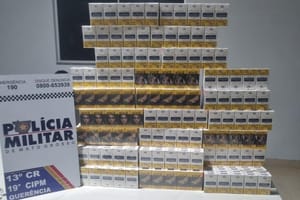 PM prende suspeitos e apreende 480 carteiras de cigarros contrabandeados do Paraguai