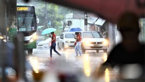Primavera chega a Cuiabá com tempestade; capital mato-grossense está sob alerta laranja