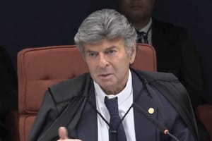 Luiz Fux interrompe Alexandre de Moraes e diz que vai se manifestar sobre defesas