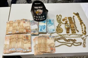 PM prende suspeitos com 10 semijoias, mais de R$ 50 mil em espécie e porções de maconha