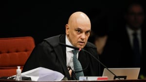 Moraes solicita sessão extra na Primeira Turma para acelerar julgamento de Bolsonaro