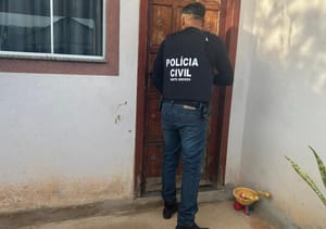 Pai é preso acusado de abusar sexualmente da própria filha de 4 anos; arma foi apreendida