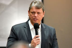 Tarcísio adota 'Bolsonaro acima de tudo' como slogan; ministros do STF veem 'vassalagem'