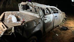 Caminhonete capota várias vezes na Estrada do Manso e deixa cinco feridos