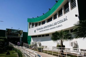 Cuiabá avança em projeto que restringe livros com conteúdo erótico nas escolas municipais