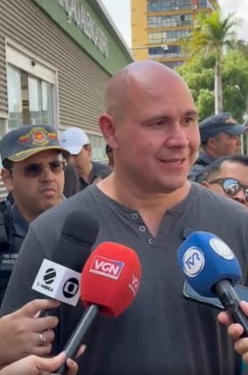 Prefeito de Cuiabá enaltece patriotismo e ironiza oposição durante desfile cívico-militar