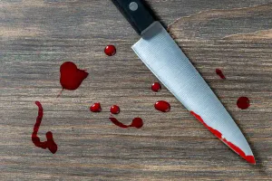 Adolescente é esfaqueado pela madrasta ao tentar proteger o pai durante briga em MT