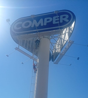 Homem passa horas sobre placa de supermercado em Várzea Grande e mobiliza bombeiros