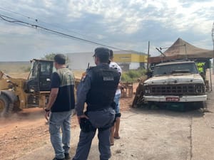 Sorp embarga e demole muro irregular em área pública na Avenida Fernando Corrêa