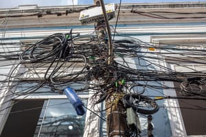 Prefeitura de Cuiabá se une à Energisa para eliminar fios de telefonia irregulares na cidade