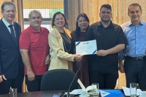 Estudante com deficiência visual é homenageado por trajetória inspiradora na Medicina da UFMT