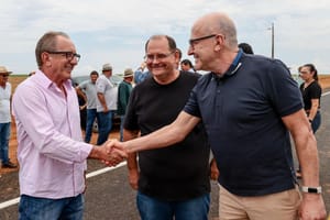 Parceria entre Governo, Prefeitura e produtores garante avanço no asfaltamento da Estrada Capixaba
