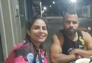 Mulher é assassinada pelo ex após denunciar agressões; assassino foi baleado pelo atual