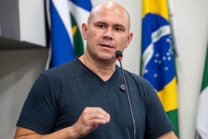 Prefeito sanciona lei que proíbe livros com conteúdo erótico nas escolas municipais de Cuiabá