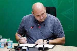 Prefeito sanciona lei que melhora valores do prêmio saúde para servidores em Cuiabá