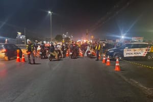 Duas pessoas são presas e mais de 60 motocicletas foram removidas durante operação