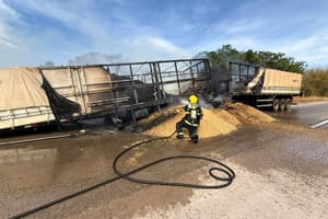 Carreta carregada com soja na BR-364 pega fogo e bombeiros controlam incêndio