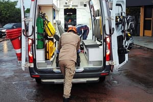 Bombeiros socorrem homem gravemente ferido após queda de seis metros em frigorífico