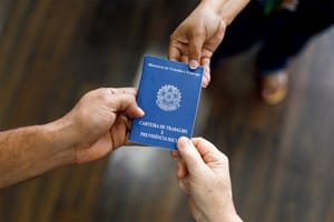 Sine Municipal tem 1.071 vagas sendo 70% delas para pessoas com Ensino Fundamental; veja as oportunidades