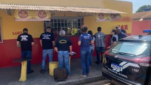 Polícia Civil e Vigilância Sanitária interditam fábrica clandestina de bebida destilada