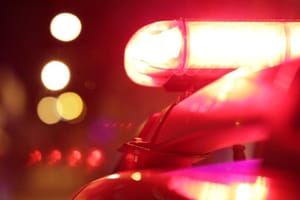 Marido agride esposa com chutes na cabeça e é preso bebendo com amigos