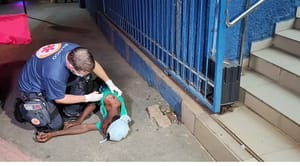 Homem esfaqueado corre por socorro e desmaia em frente a hospital de Cuiabá