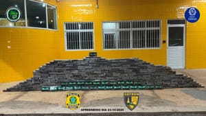Gefron e PRF apreendem mais de R$ 10 milhões em cocaína; motorista de carreta foi preso