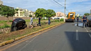 Carro cai em córrego ao lado de shopping após aquaplanar durante a chuva