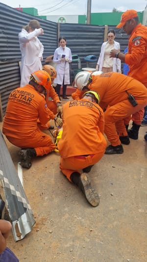 Homem volta a ameaçar tirar a própria vida, salta de telhado em obra de hospital em VG e é socorrido